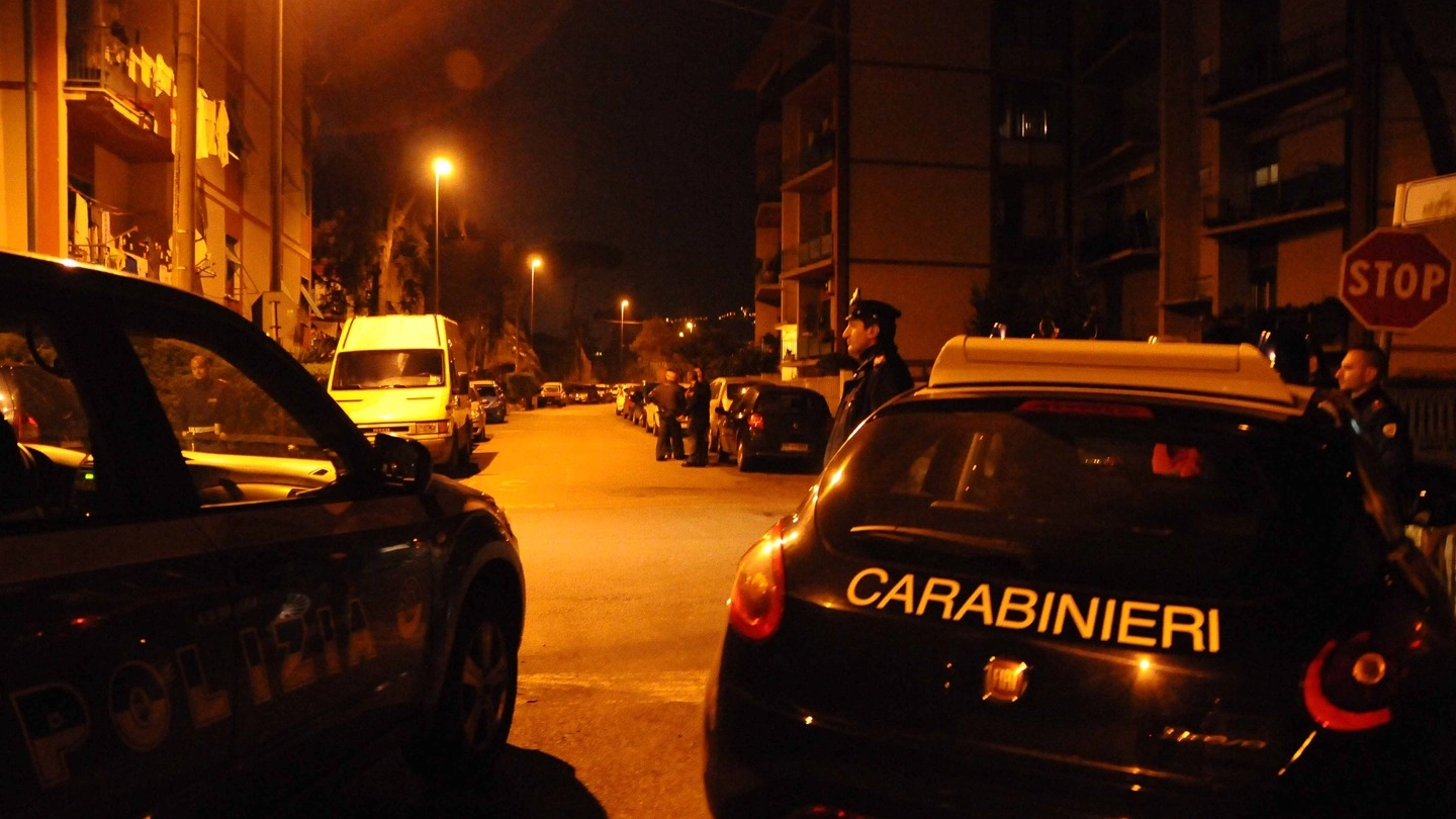 I carabinieri sul luogo della sparatoria (Nizza)