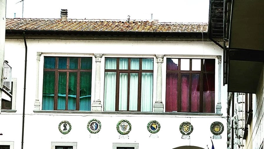 Le tende che formano il tricolore nella sede comunale di Pieve Santo Stefano