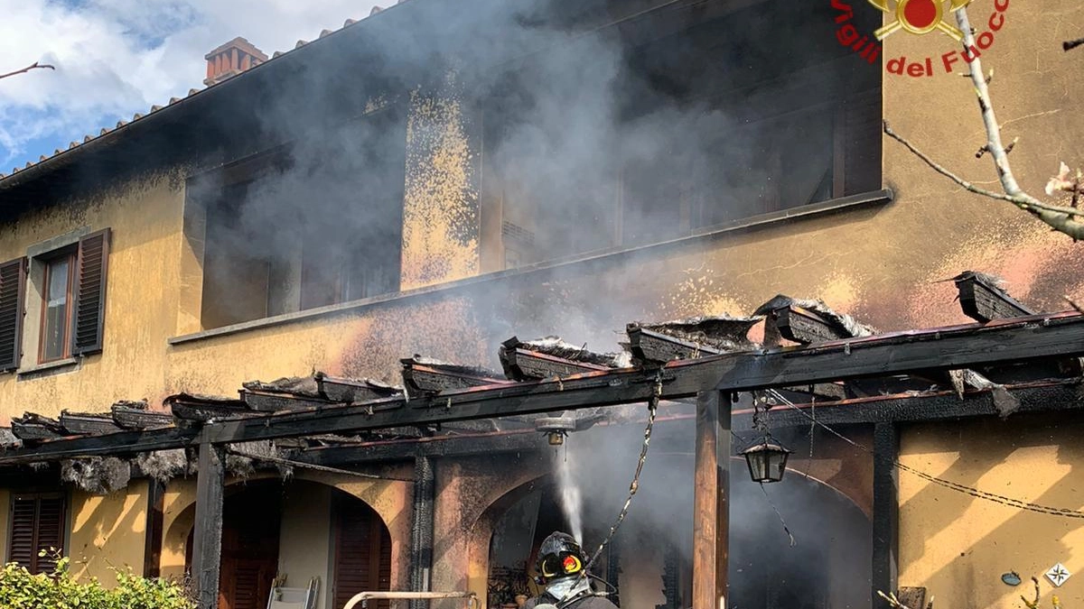Incendio in un'abitazione a Loro Ciuffenna (Arezzo)
