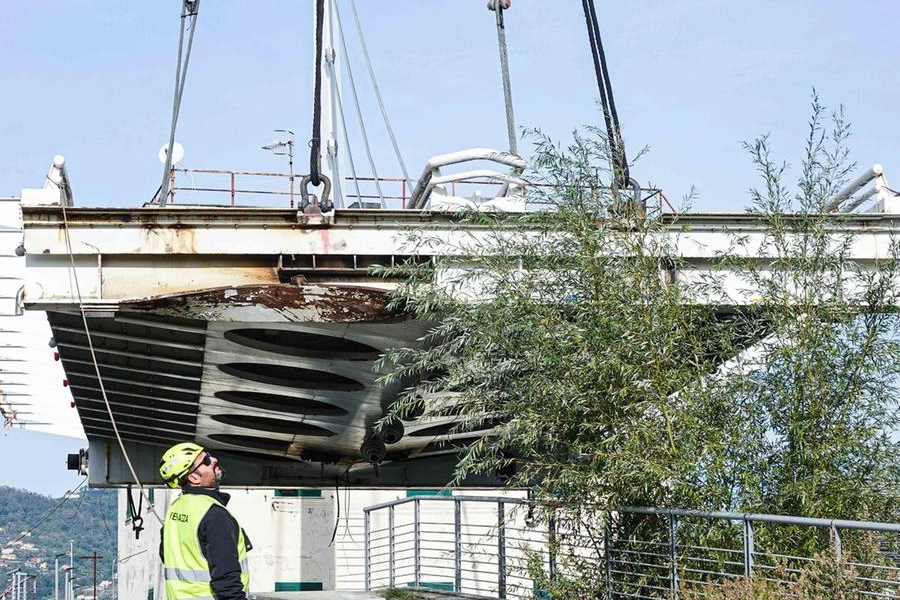 Le operazioni di rimozione del relitto del ponte levatoio