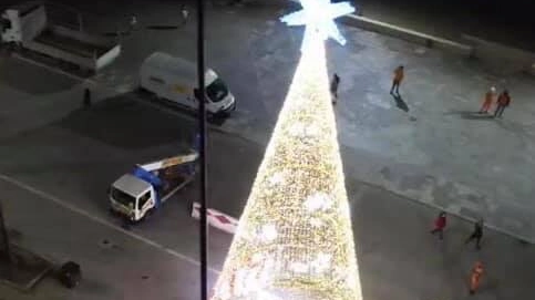 Non piace l'albero di Natale montato a Viareggio