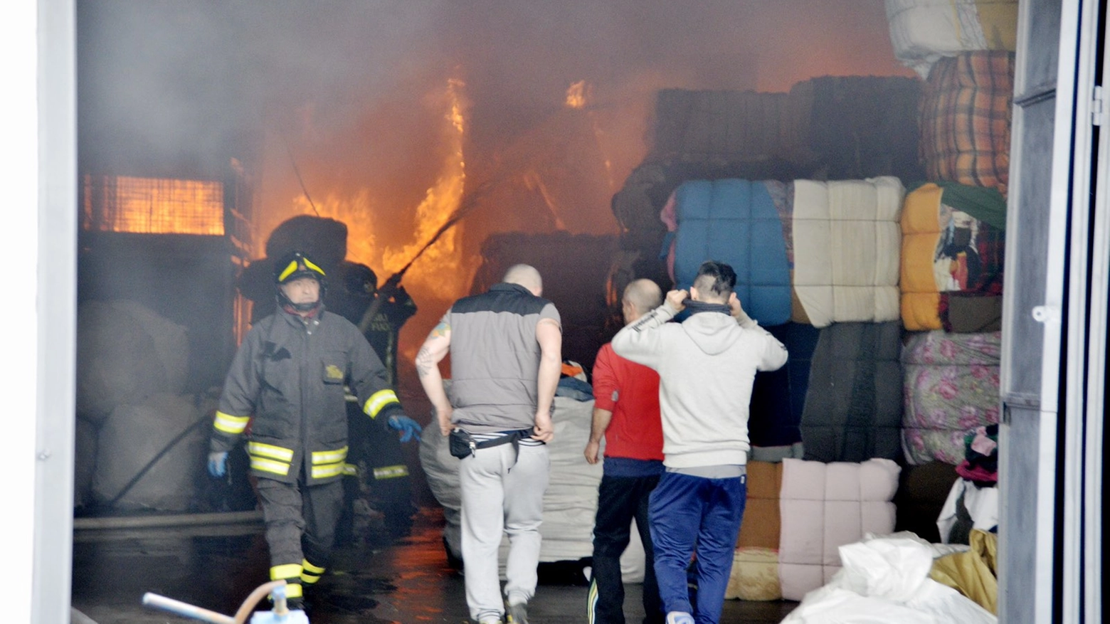 Incendio nel magazzino di un capannone (Attalmi)