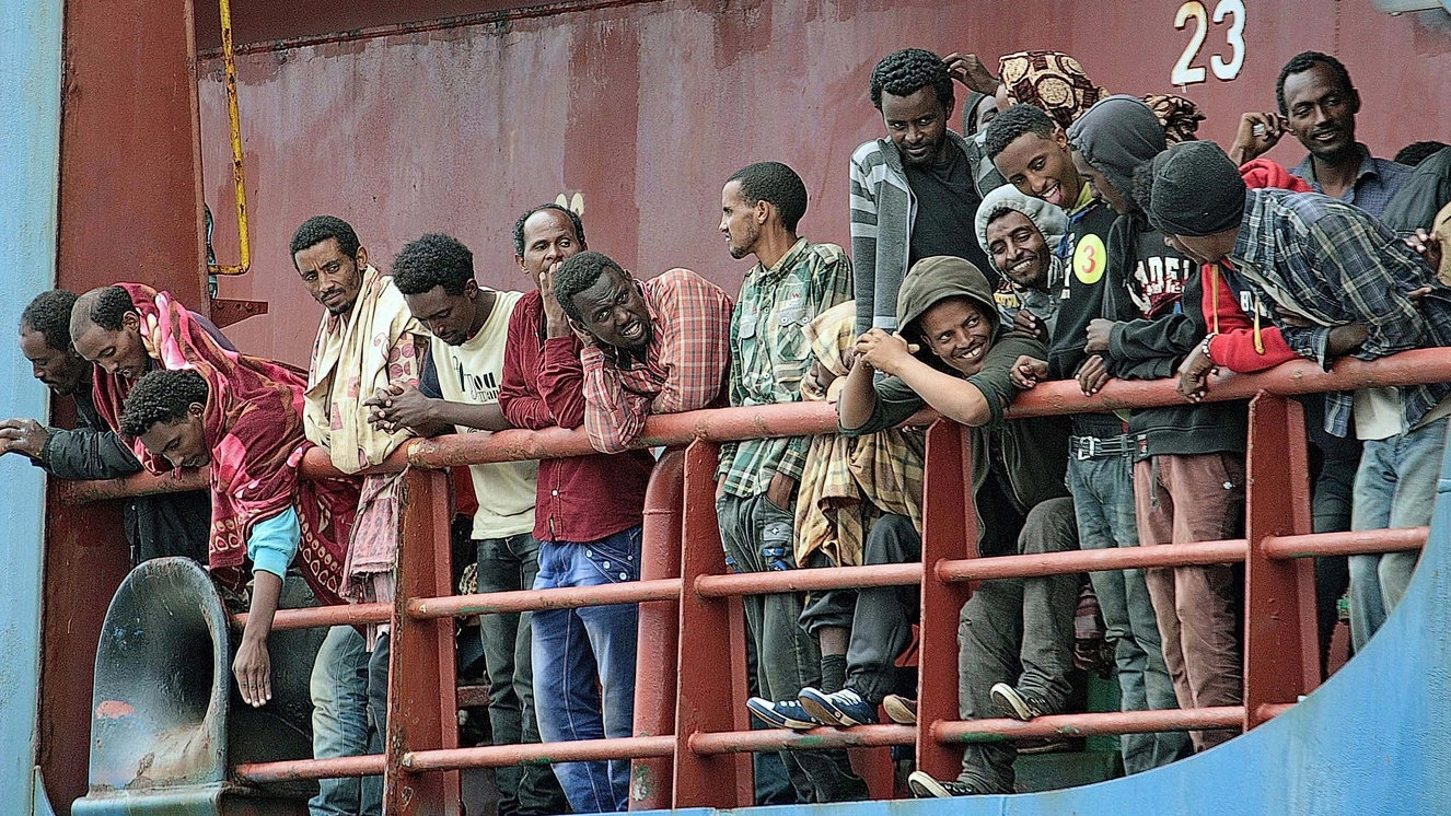 Lo sbarco di un gruppo di profughi al porto della Spezia