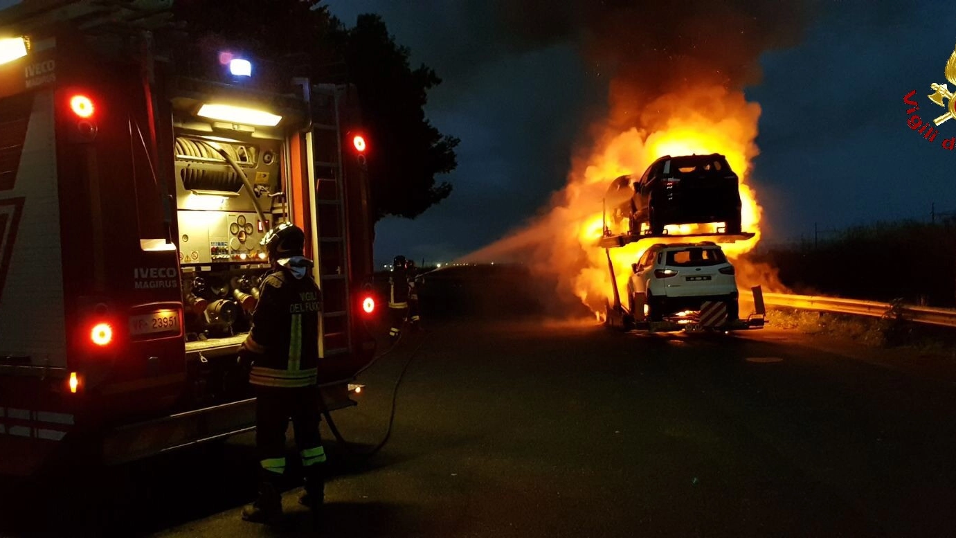 L'autotreno in fiamme (foto Vigili del Fuoco)