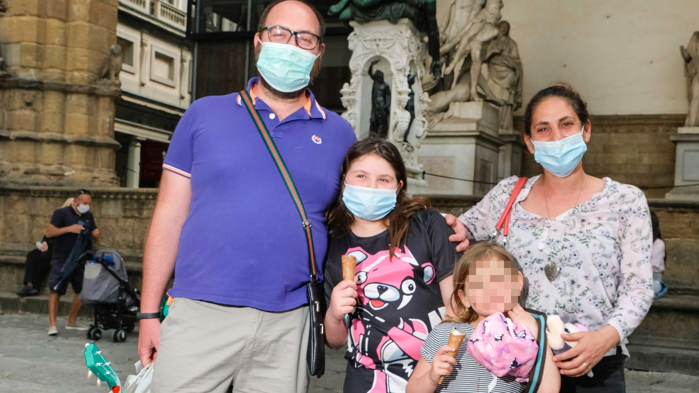 Marianna Argenzio e Luca Dini con le figlie Alice e Anna: una famiglia in visita in città