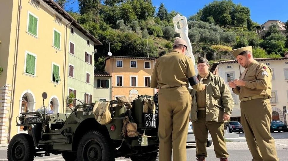 Sfilata di mezzi militari . Giornata di rievocazione Sfilata di mezzi militari . Giornata di rievocazione