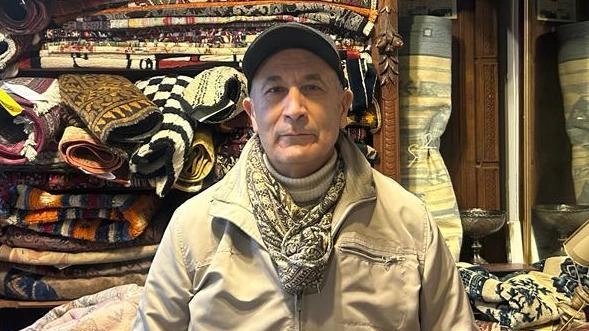Chiude un’attività storica. Mehdizadeh: "Dopo 45  anni lascio il negozio di tappeti"