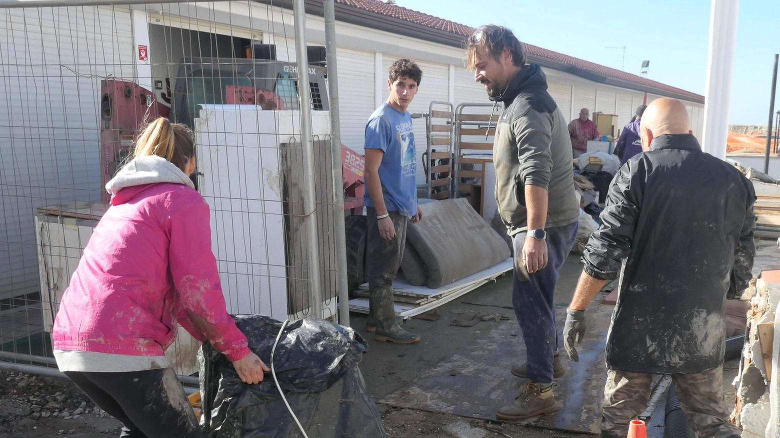 "La diga di rena va fatta ogni anno". Milioni di danni nei bagni versiliesi