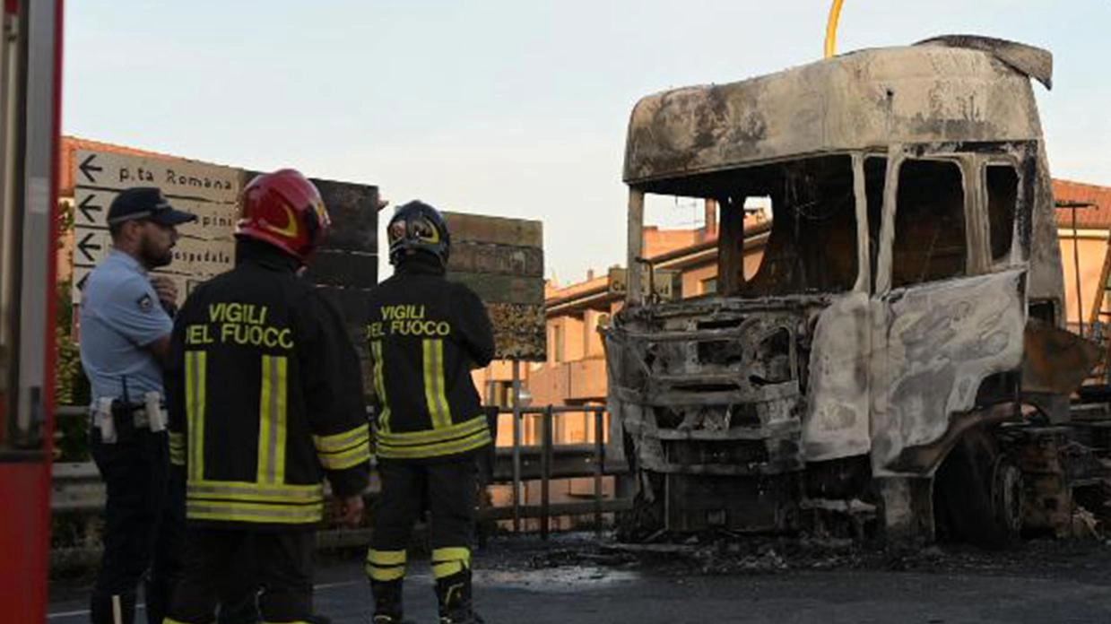Motrice prende fuoco al semaforo con 600 litri  di gasolio: traffico in tilt