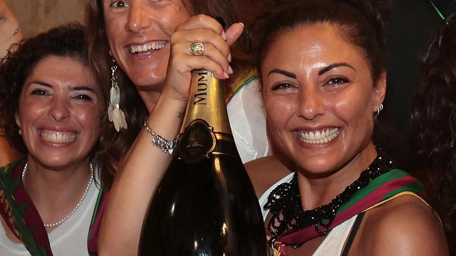 Laura Rosi sorride con la bottiglia che le ha regalato il Drago