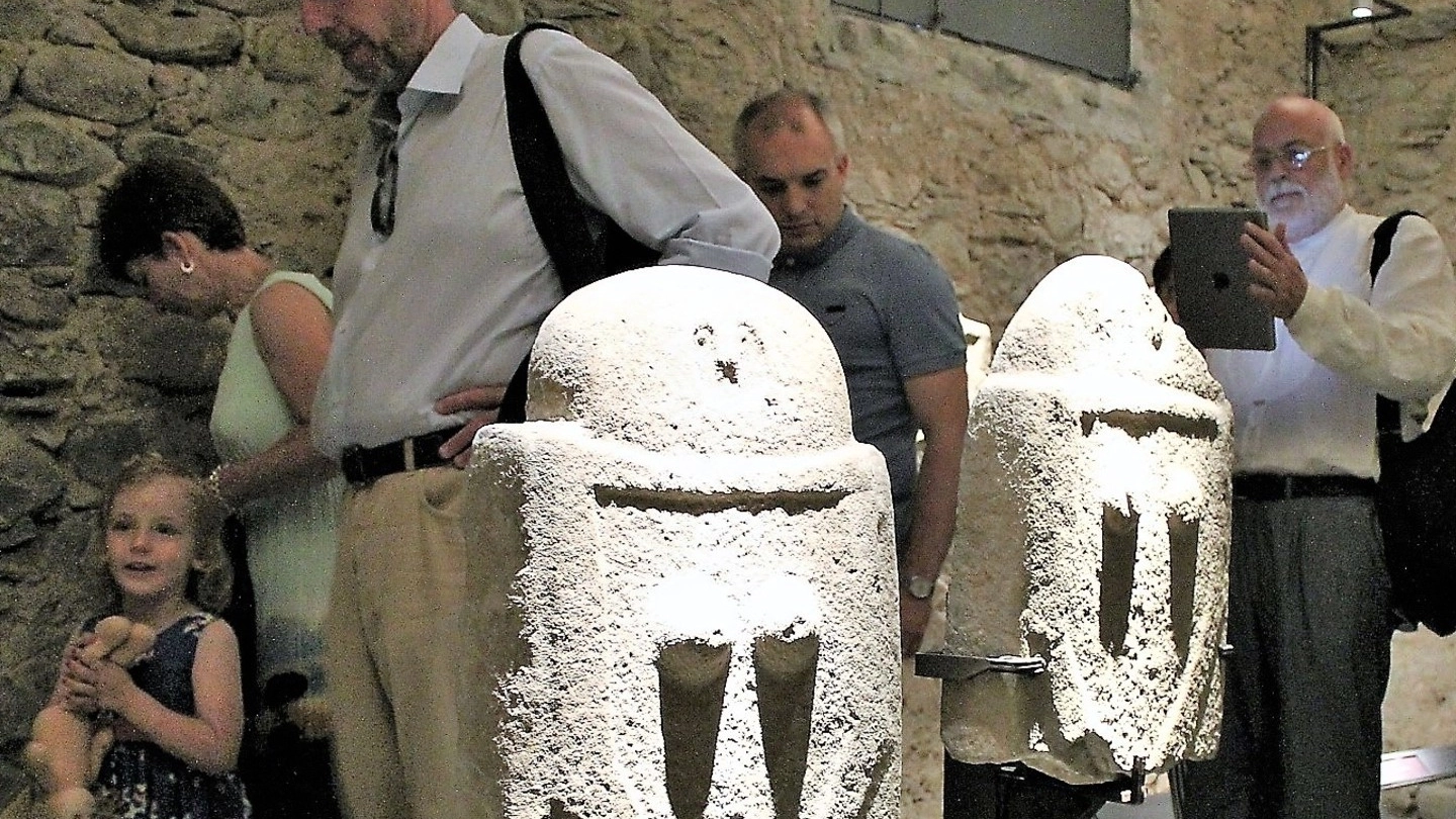  Turisti in visita a uno dei musei della provincia di Massa e Carrara