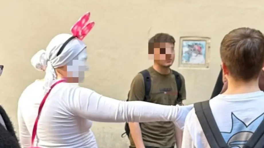 Una delle finte mime in azione Una delle finte mime in azione