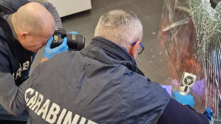 Le indagini dei carabinieri dopo le spaccate a Firenze Le indagini dei carabinieri dopo le spaccate a Firenze