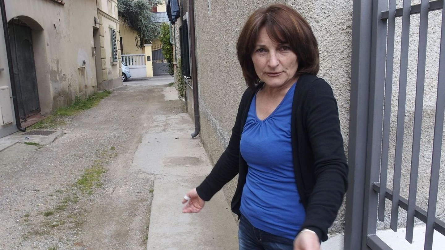 Rosanna Di Laudo nella strada di casa (foto Attalmi)