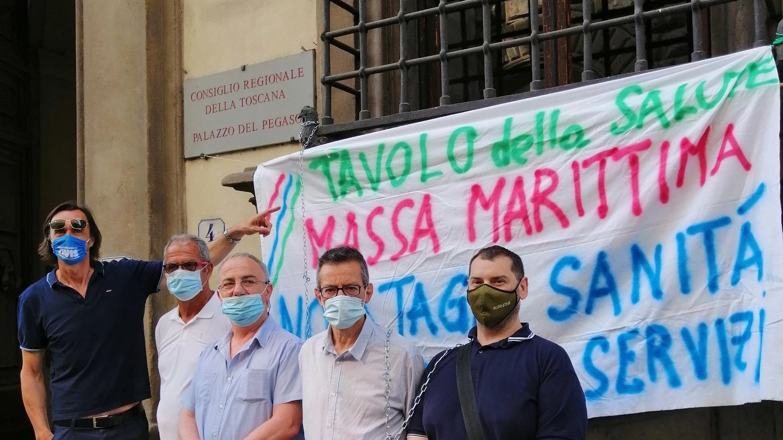 Sit-in di protesta in Regione: "Servizio sanitario abbandonato. Subito il distretto sulle Colline" Sit-in di protesta in Regione: "Servizio sanitario abbandonato. Subito il distretto sulle Colline"
