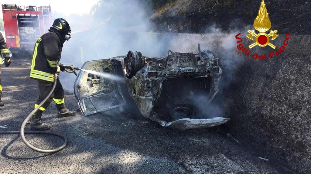 L'auto dove sono morte le due persone (foto vigili del fuoco)