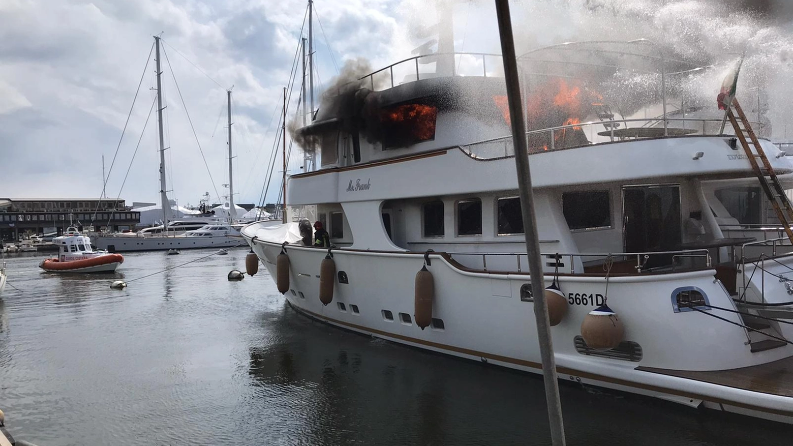 Yacht a fuoco nel porto di Viareggio