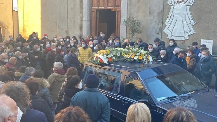 Folla a Castellazzara ai funerali di Giulio Burattini