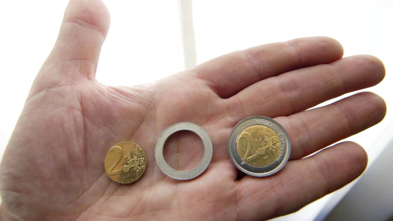 Una moneta da due euro (Ansa)