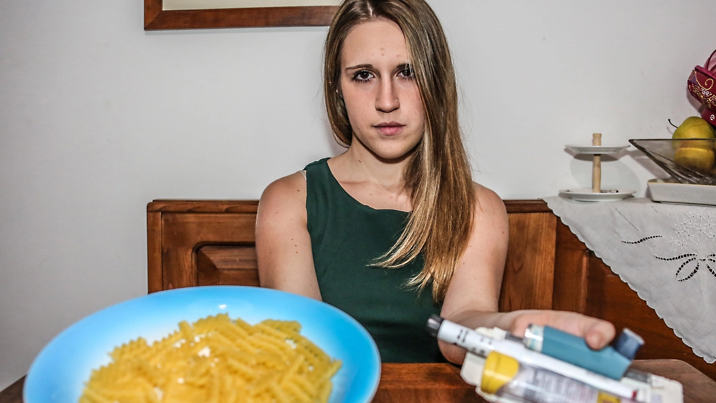 Martina Stratini, 22 anni, di Pontassieve, mostra i farmaci salvavita contro le sue allergie