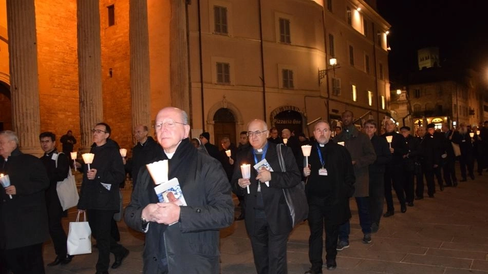 I vescovi italiani riuniti ad Assisi. Processione e preghiera per la pace: "Le armi sono sempre una sconfitta" I vescovi italiani riuniti ad Assisi. Processione e preghiera per la pace: "Le armi sono sempre una sconfitta"