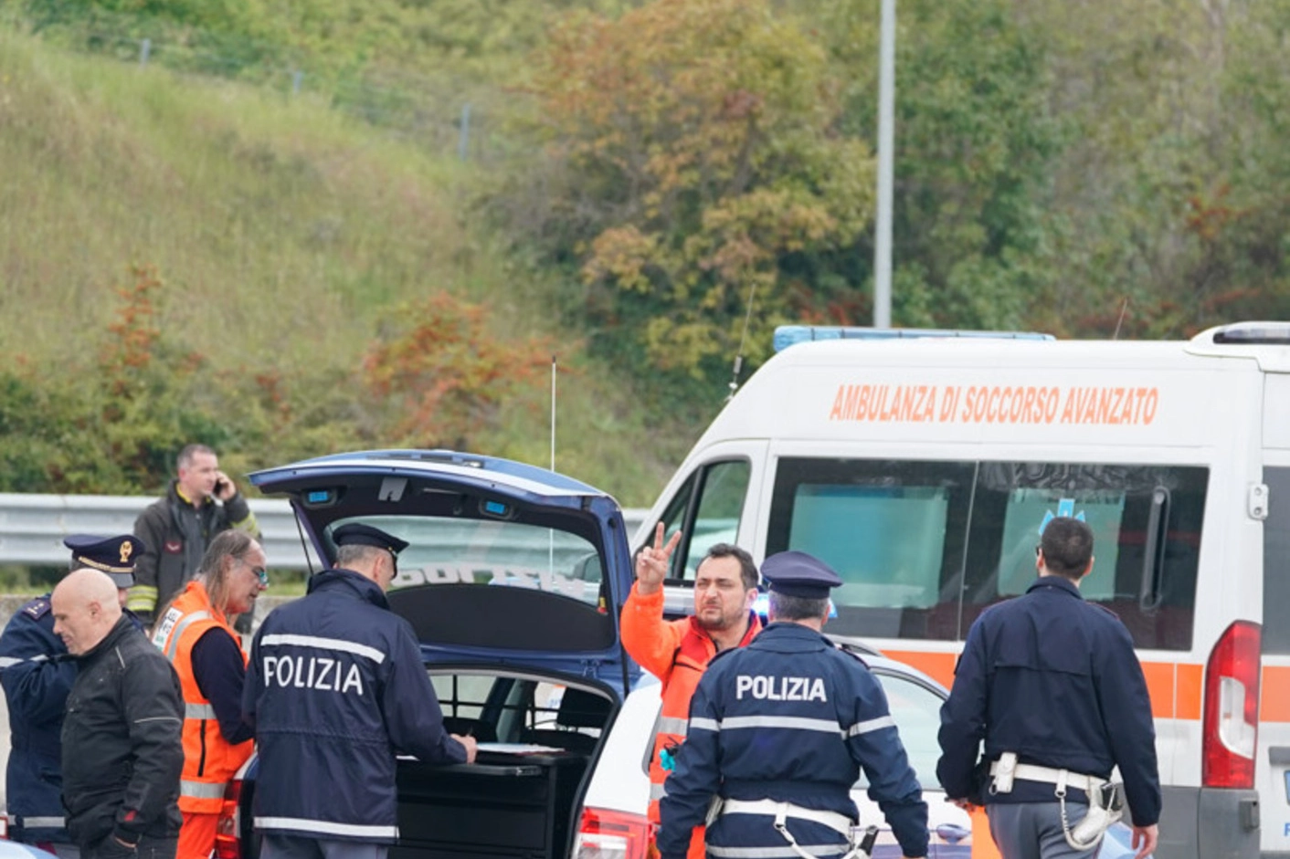 I soccorsi dell’incidente nel territorio di Campofilone, provincia  di Fermo, nelle Marche, nel tratto tra Grottammare e Pedaso
