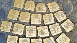 Dieci pietre d’inciampodonate al Comune. Nuovi percorsi in città Dieci pietre d’inciampodonate al Comune. Nuovi percorsi in città