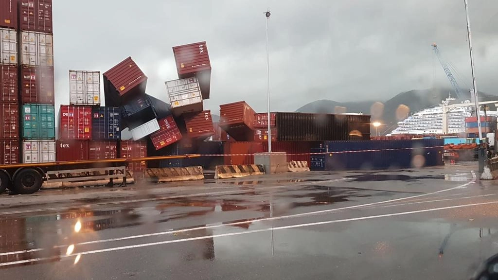 I container caduti al porto della Spezia