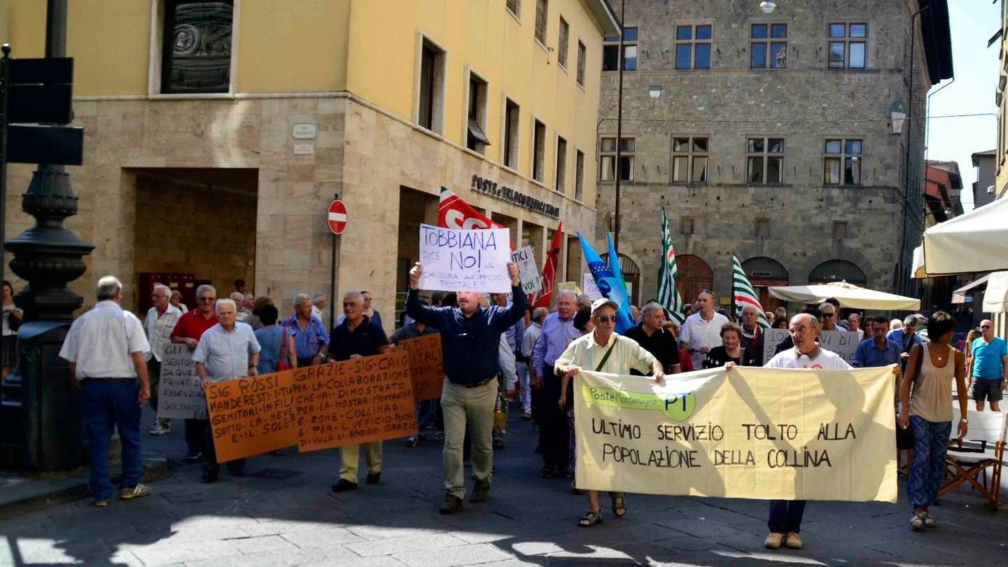 Pistoia, protesta contro la chiusura degli uffici postali (Foto Quartieri)