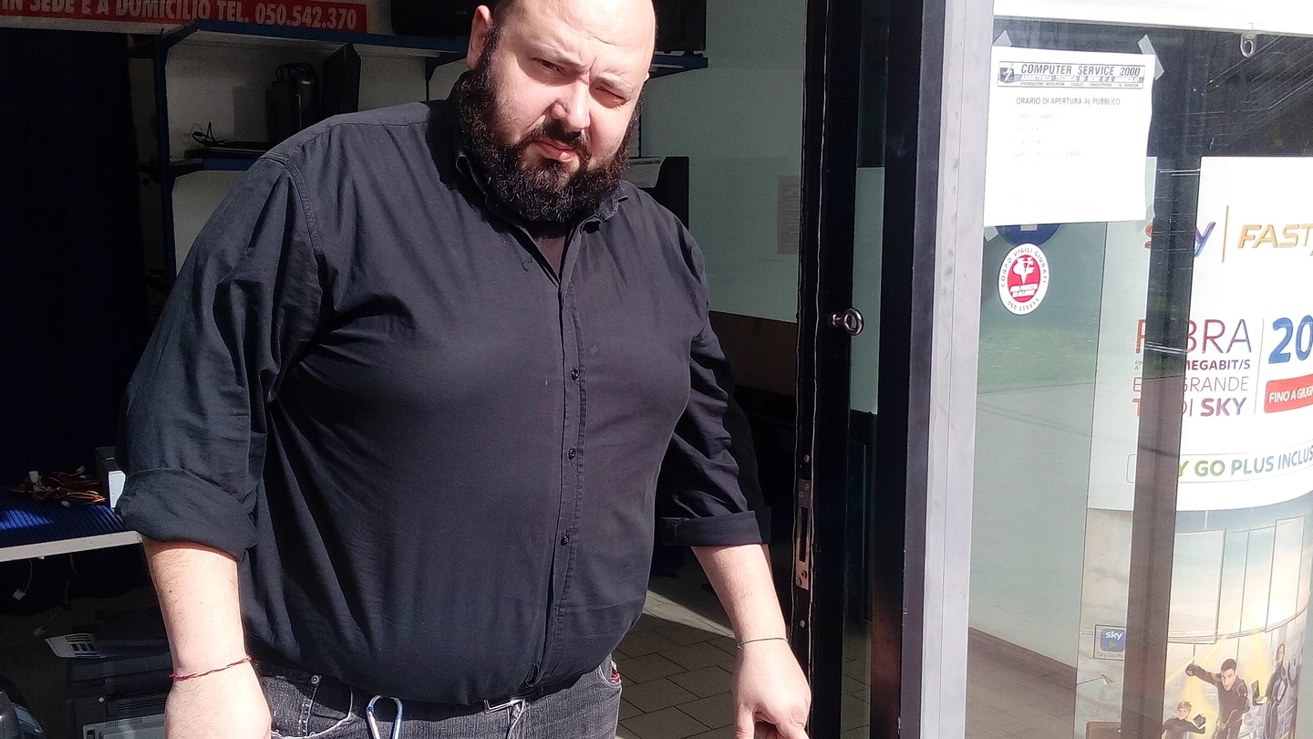 Davide De Minicis mostra i segni di effrazione alla porta del suo negozio