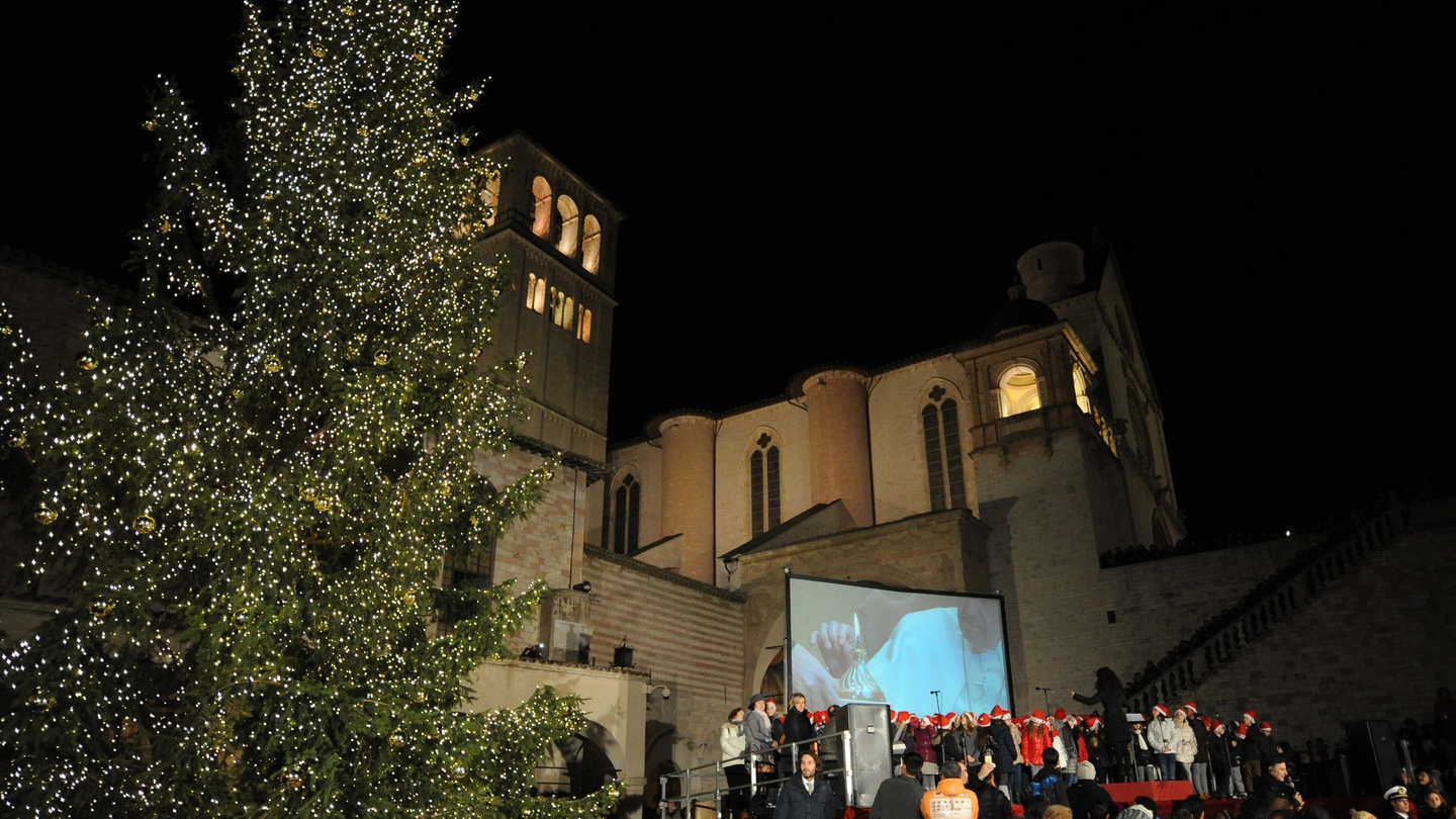 L'accensione dell'albero di Natale ad Assisi alcuni anni fa (foto Crocchioni)