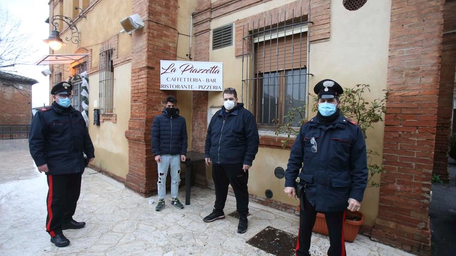I carabinieri con i titolari de 'La Piazzetta' (Foto Di Pietro)
