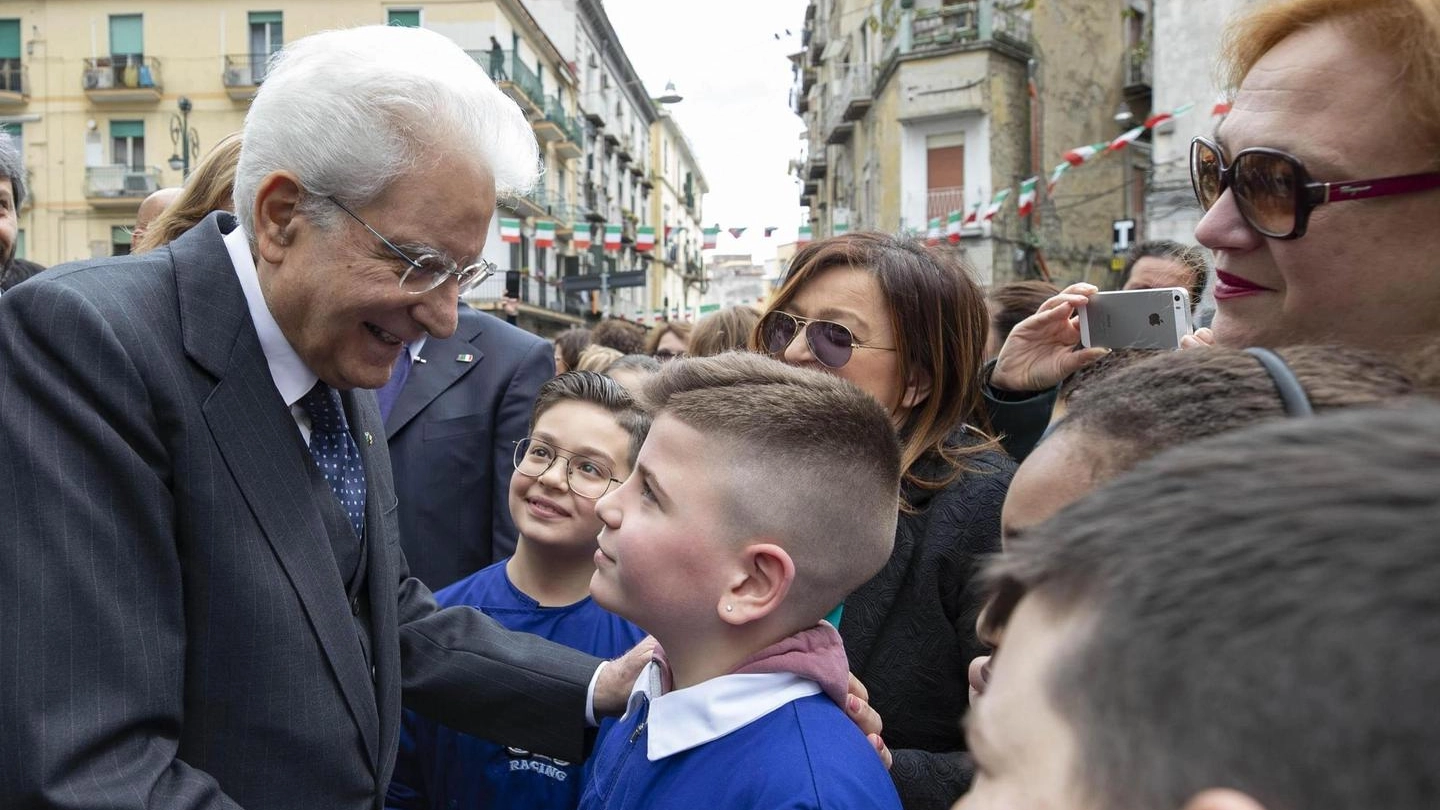 Mattarella arriva a Vinci dopo essere stato a Napoli: qui mentre saluta  un bambino