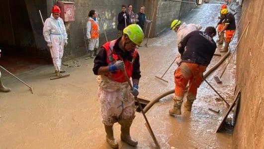 Nel fango per solidarietà. La missione dei volontari nella Toscana alluvionata Nel fango per solidarietà. La missione dei volontari nella Toscana alluvionata