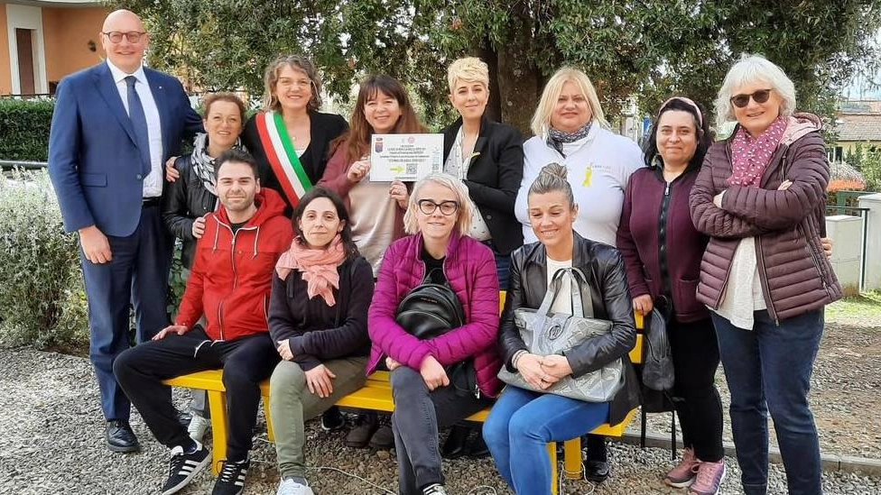 Una panchina gialla a scuola Per far conoscere l’endometriosi Una panchina gialla a scuola Per far conoscere l’endometriosi