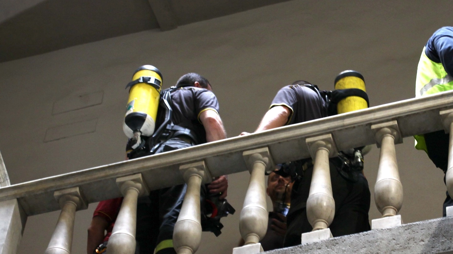 I vigili del fuoco nel palazzo (Umberto Visintini / New Press Photo)