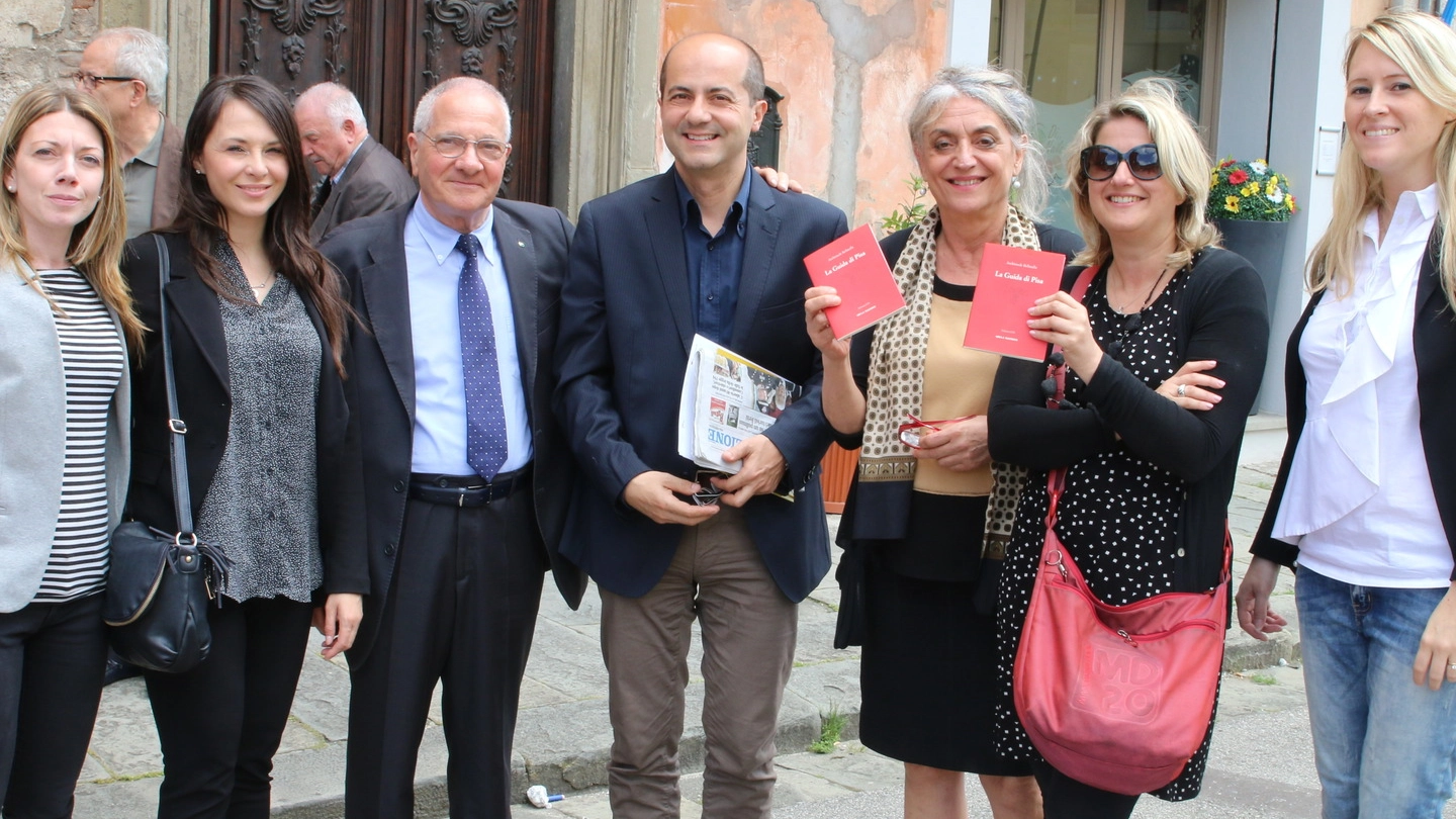 Sponsor, editori e autori dopo la presentazione del volume, nella sala delle edizioni Ets in piazza Carrara (Foto Andrea Valtriani)