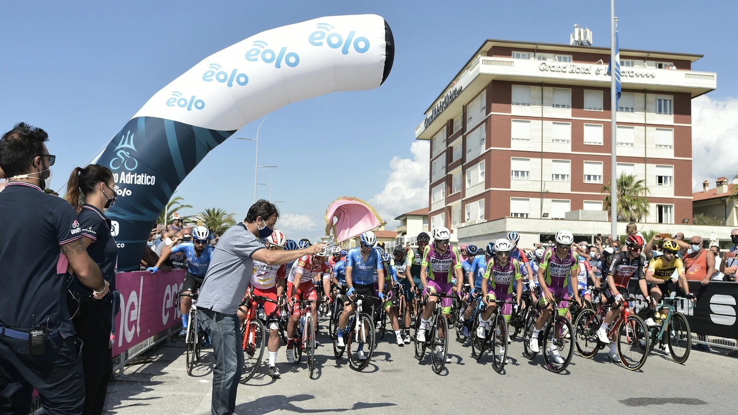 La partenza della Tirreno-Adriatico 2020 (Foto Umicini)