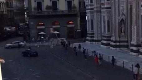 Un momento dell'inseguimento filmato in piazza del Duomo