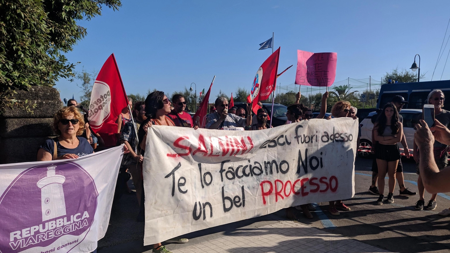 I manifestanti contro Salvini