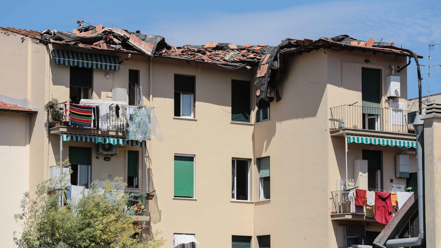 Un palazzo danneggiato al Gignoro (foto Giuseppe Cabras/New Pressphoto)