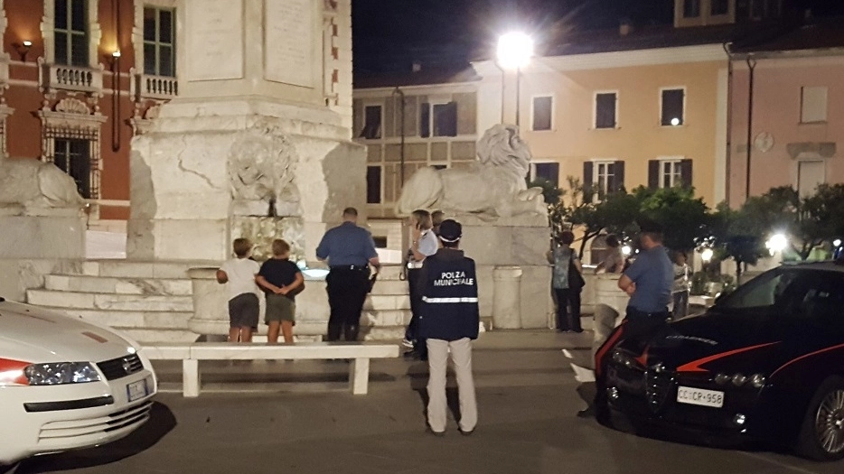 L’intervento delle forze dell’ordine in piazza Aranci e, a destra, la parte del monumento dalla quale si è staccata la lastra