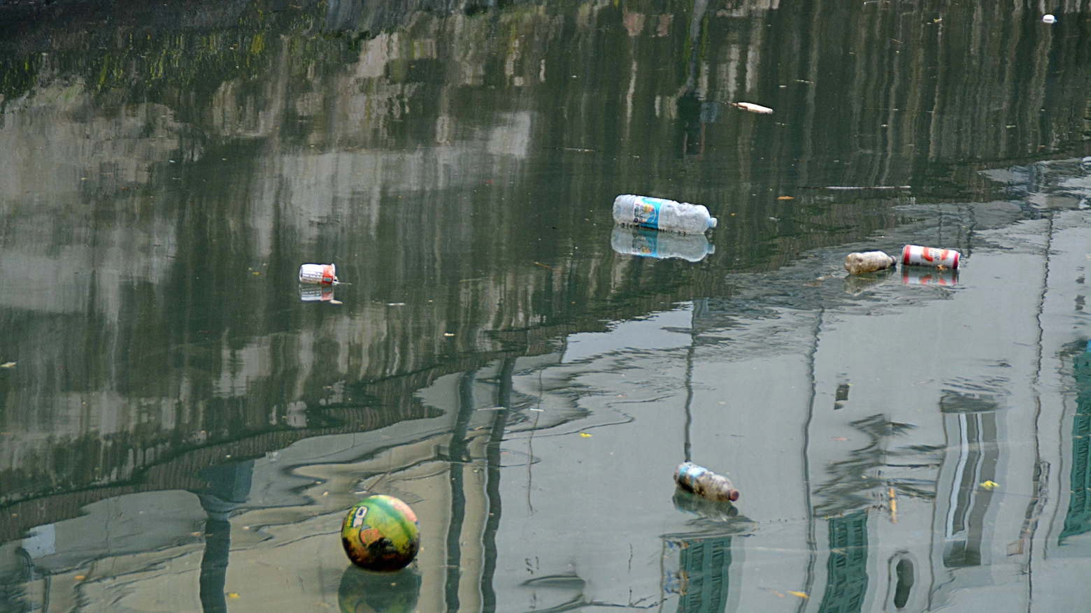 I rifiuti in viale Caprera (Foto Lanari)