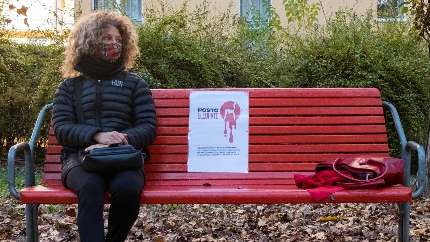 Le panchine rosse simbolo per ogni messaggio contro la violenza sulle donne