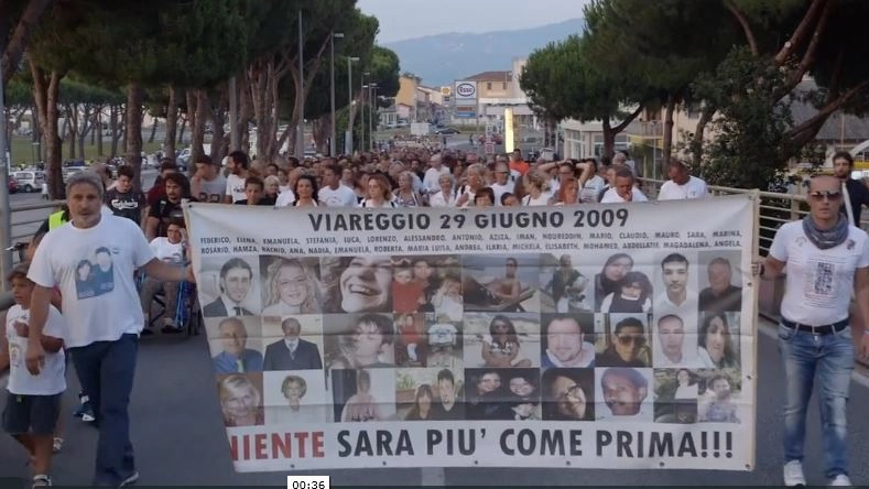 Una manifestazione dei parenti delle vittime della strage di Viareggio