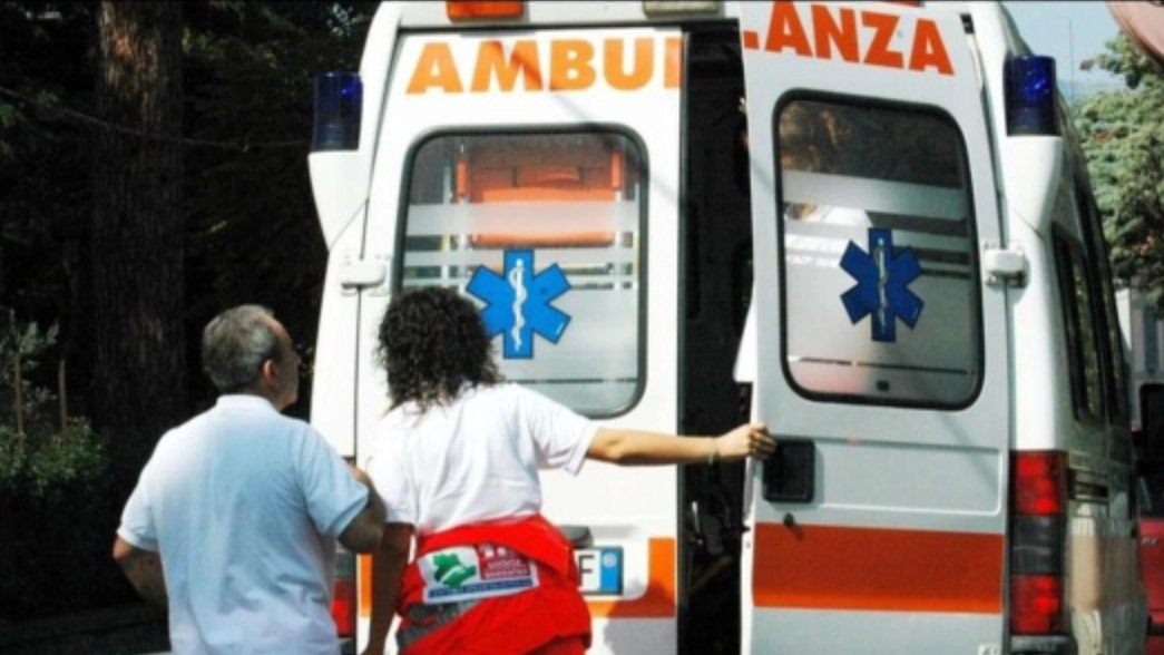Sul posto sono intervenuti i sanitari del 118 (foto d'archivio) Sul posto sono intervenuti i sanitari del 118 (foto d'archivio)