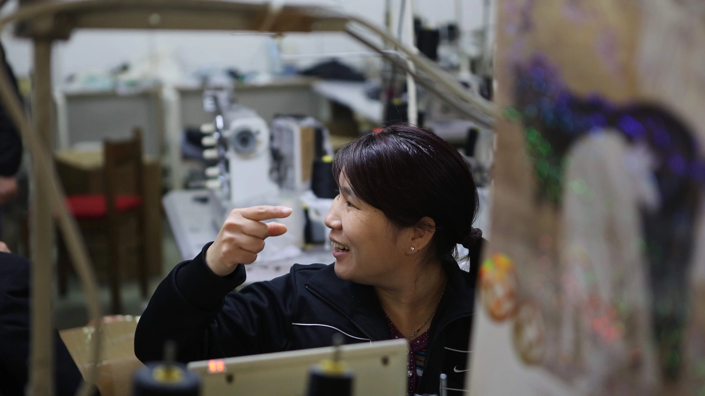 Nell’immagine d’archivio, un’operaia di una confezione tessile cinese al lavoro. Il blitz interforze di ieri è avvenuto in un laboratorio di via Zarini