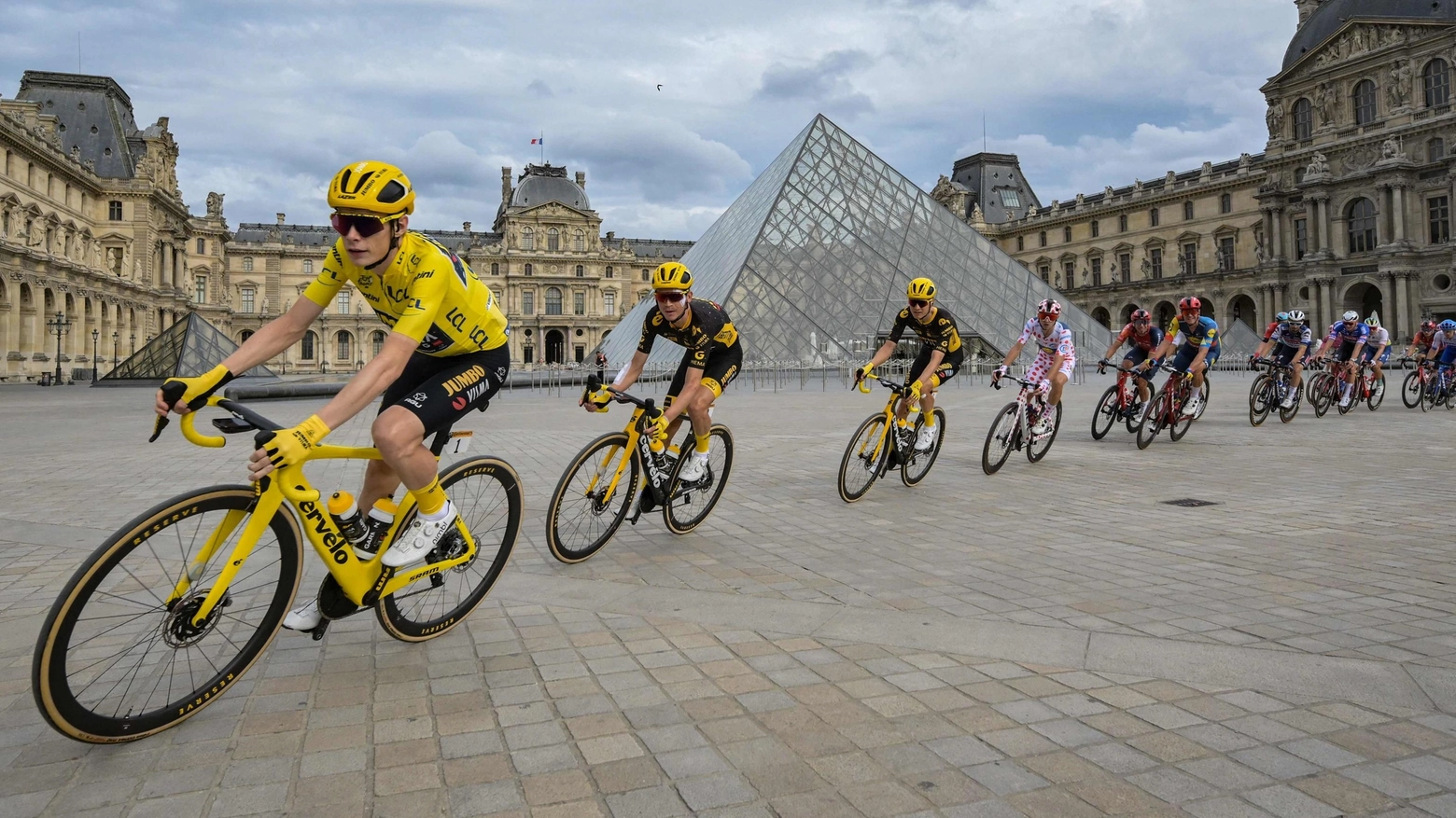 Il Tour passa davanti al Louvre (foto Alain Jocard/ Afp)