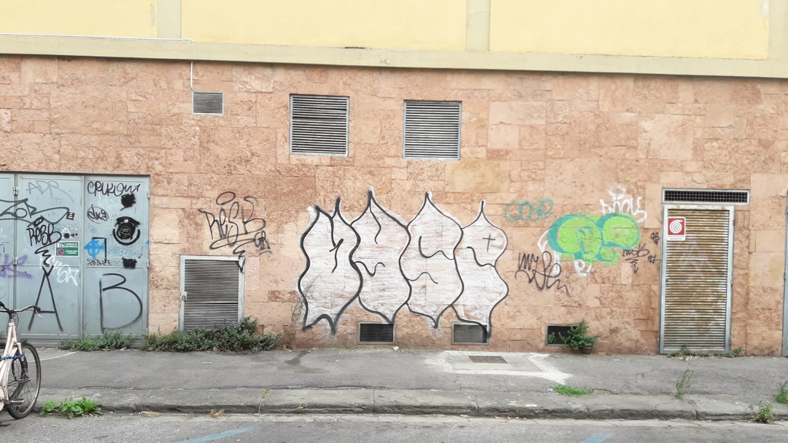 Graffiti nella zona della multisala "Il Portico"