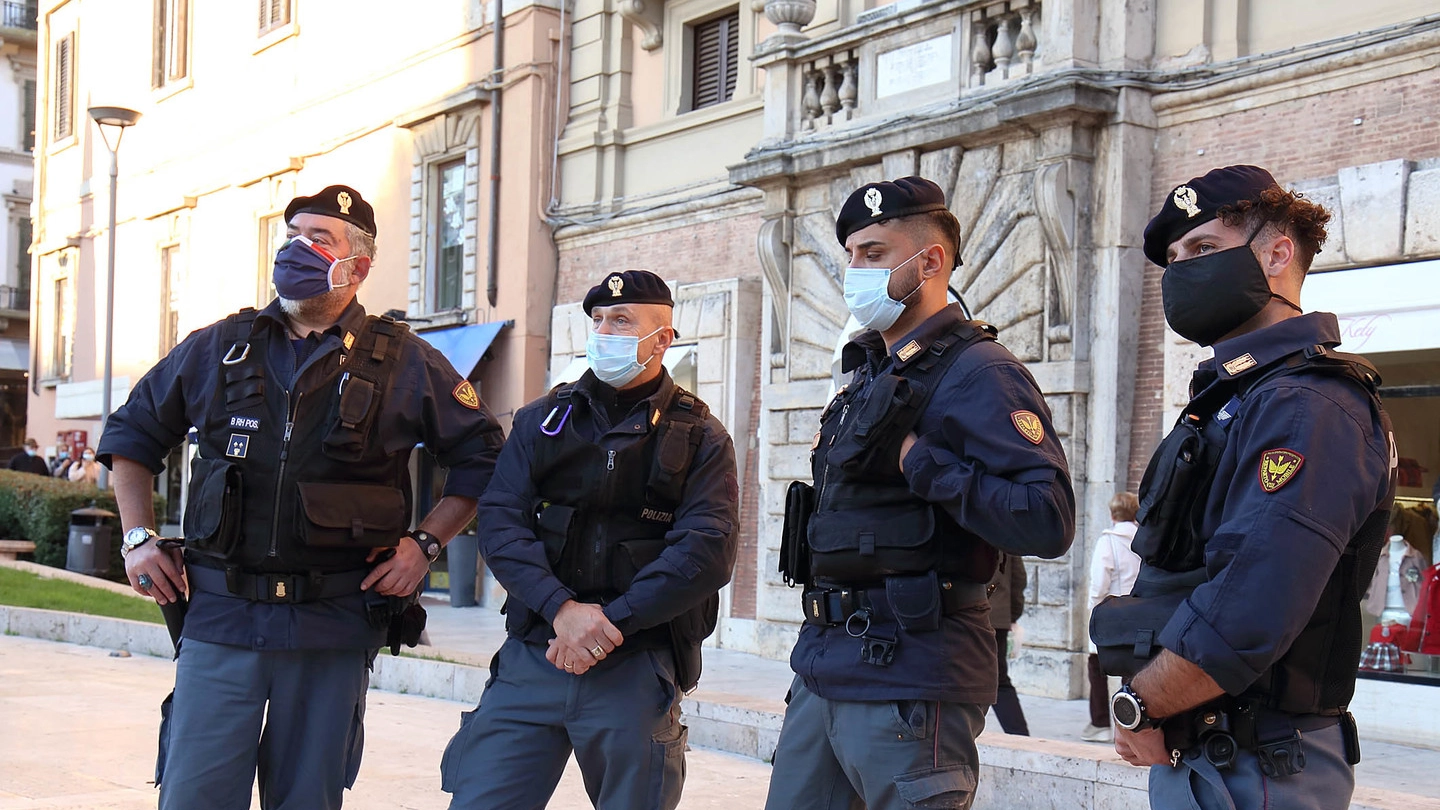 Agenti del reparto Mobile ieri in piazza del Popolo (Foto Goiorani)